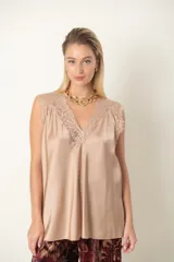Blusa italiana de satén de seda, color beige, con escote en V y detalles de encaje en el pecho y los hombros, de corte holgado y sin mangas.