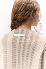 Sweater tejido de punto a rayas texturizado con lurex, color verde y azul. Cuenta con un calce oversize, mangas tres cuartos y cuello bote.