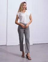 Pantalón largo de vestir a rayas verticales blancas y negras, de gabardina elastizada.