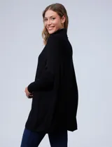 Polera de tejido de punto con cuello alto, corte oversize y mangas largas con puños elastizados.