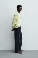 Pantalón cargo straight fit de algodón color negro con efecto lavado, bolsillos laterales en las piernas y cierre frontal con cremallera y botón.