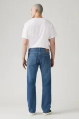 Pantalón de jean de corte recto, color azul medio.