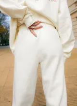 Pantalón de jogging color crudo, confeccionado en frisa, con bolsillos laterales, cintura y botamanga elastizadas.