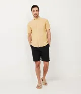 Camisa de hombre de manga corta confeccionada en mezcla de lino y algodón. Presenta un calce comfort, cuello camisero, cierre frontal con botones y un bolsillo en el pecho. Marca Marfinno.