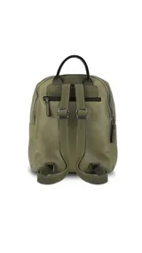 Mochila de cuero sintético en color beige con detalles en color suela. Cuenta con múltiples compartimentos frontales con cierre metálico, correas regulables y manija superior.