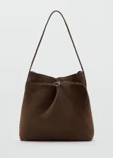 Bolso tipo tote de cuero marrón, con asas largas para hombro y cierre con solapa y hebilla metálica.