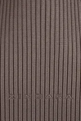 Bolsa tipo satchel de tejido acanalado en color café, con asas integradas y un pequeño neceser extraíble con cierre metálico sujeto a la bolsa principal.