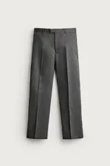 Pantalón de traje gris de corte relaxed fit, confeccionado en pura lana, con bolsillos laterales, bolsillos traseros de doble vivo y raya marcada en las piernas.