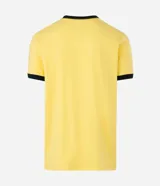 Remera de algodón color amarillo con cuello redondo y bordes de mangas en color verde oscuro. Presenta estampado frontal con la palabra Brasil en tipografía estilo retro.