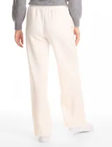 Pantalón jogger de corte recto y tiro medio, con cintura elástica y lazo de ajuste. Cuenta con bolsillos laterales y está confeccionado en tejido elastizado.