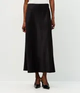 Pollera midi de satén color negro, con corte evasé y cintura elástica. Presenta una caída fluida y suave con acabado brillante.