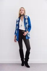 Saco de calce recto, color azul vibrante, confeccionado en viscosa con terminaciones en velvet. Presenta bordados en lentejuelas e hilo de lurex en toda la prenda y forro interior en jacquard.