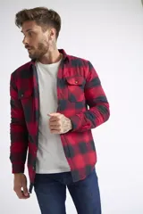 Sobrecamisa de viyela para hombre con estampado de cuadros en rojo y negro. Presenta cierre frontal con botones, bolsillos en el pecho con solapa y botón, y un interior capitoneado para mayor abrigo. Cuenta con un logo en grifa de cuero.