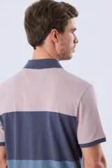 Remera polo de piqué con diseño de franjas horizontales en bloques de color, manga corta, cuello camisero y cartera de botones.