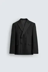 Blazer de corte regular fit, con solapas de pico en contraste, cierre frontal de botonadura cruzada y bolsillos con solapa en la cadera.