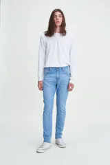 Jean Levi's modelo 512 Slim Taper de corte ajustado con pierna cónica. Presenta un diseño de cinco bolsillos, cierre de bragueta y tiro medio. Confeccionado en denim con un ligero porcentaje de elasticidad.