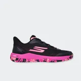 Championes Skechers modelo Viper Court Pro, color negro con suela fucsia y detalles estampados en la parte inferior. Cuentan con sistema Arch Fit y suela Goodyear.