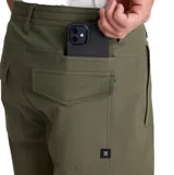 Bermuda verde militar de corte recto, con bolsillos laterales y traseros, ideal para viajes y uso diario.