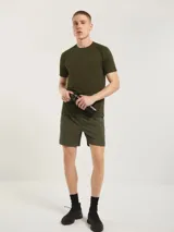 Camiseta deportiva azul de poliéster con mangas cortas y cuello redondo. Ideal para actividades físicas y uso diario.