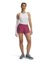 Short deportivo Under Armour modelo Fly By 3, color fucsia, con cintura elástica y cordón interno. Presenta paneles laterales de malla para mayor ventilación, bolsillo lateral con cierre y logo reflectante en la pierna.