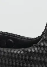 Bolso negro de mano con diseño trenzado y asa corta integrada.