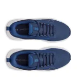 Championes de running Under Armour UA Surge 5 para hombre, color azul marino con entresuela blanca. Confeccionados en tejido de malla transpirable y detalles sintéticos, cuentan con pasadores y el logotipo de la marca en el lateral.