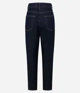 Pantalón de jean corte mom, color azul oscuro, con cintura alta y detalle de remaches metálicos distribuidos por toda la prenda. Cuenta con cierre frontal, botón y bolsillos funcionales.