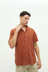 Camisa de manga corta confeccionada en una mezcla de lino y algodón, con ajuste regular, cuello clásico y bolsillo frontal con logo bordado.