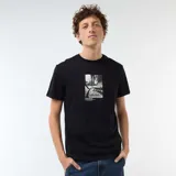 Remera negra de manga corta con cuello redondo y diseño gráfico estampado en el centro del pecho.