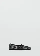 Zapato tipo bailarina de malla negra con bordado de lentejuelas y tira con hebilla.