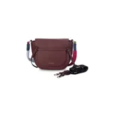 Cartera tipo bandolera negra de formato compacto, con solapa frontal, líneas curvas y correa de hombro tejida multicolor en tonos turquesa y fucsia.