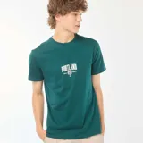Camiseta verde con estampado frontal con la palabra "Portland" en blanco.