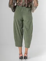 Pantalón tipo carrot de corderoy color verde oliva, con cintura elastizada y largo capri/cropped.