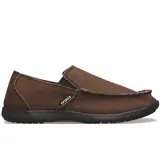 Mocasines sin cordones Crocs modelo Santa Cruz, color marrón, confeccionados con parte superior de lona y suela de material Croslite™ con pequeños relieves en la plantilla. Cuentan con inserciones elásticas a los lados para un ajuste seguro y costuras visibles con diseño deshilachado.