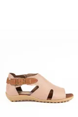 Sandalia baja de cuero en color nude, con detalles en marrón y tira ajustable con hebilla metálica en el tobillo.