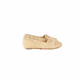 Mocasines de cuero gamuzado color avena, con flecos y un lazo frontal con herrajes metálicos dorados en la capellada, forro interior de cuero y suela flexible de goma.