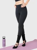 Calza deportiva de tiro alto y largo hasta el tobillo, confeccionada en tejido técnico elástico de color negro, diseñada para brindar soporte y comodidad durante el entrenamiento.