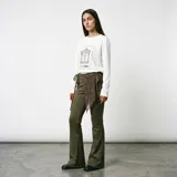 Pantalón de gamuza color verde oliva con corte semi oxford. Presenta un bolsillo trasero de encaje y un cinto desmontable de encaje a juego.