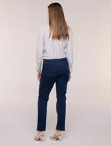 Jean recto de tiro alto y color azul oscuro, con diseño clásico de cinco bolsillos, trabillas para cinturón y cierre frontal con botón y cremallera.