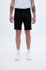 Bermuda de jean negra de calce clásico, pierna recta y tiro medio.