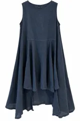 Vestido largo azul marino sin mangas, con cuello redondo y diseño asimétrico de corte amplio y fluido.
