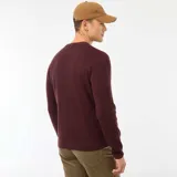 Sweater de punto con textura gofrada, color púrpura, de cuello redondo y manga larga con puños acanalados.