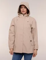 Gabardina estilo parka impermeable de color beige, con capucha fija con cordón ajustable, cierre frontal oculto con broches y bolsillos laterales.