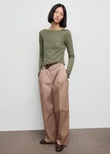 Camiseta Ani de diseño entallado, con cuello barco y manga larga.