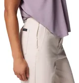 Pantalón recto Columbia para mujer, de color gris, con trabillas para el cinturón, bolsillos laterales para las manos, bolsillo de seguridad con cremallera y bolsillos posteriores.