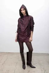 Vestido corto color borgoña, con capucha, cierre frontal y mangas largas fruncidas.