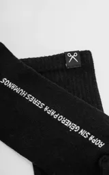 Pack de dos pares de medias de algodón con textura acanalada, color negro. Presentan una etiqueta pequeña con el logo de tijeras en el borde superior.