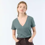 Remera básica de manga corta y cuello en V, de calce recto y color verde melange.