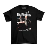Remera negra de algodón con estampado frontal fotográfico de la banda Los Palmeras, incluyendo el nombre del grupo y la leyenda Santa Fe, Argentina - 1969.