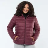 Campera puffer color borgoña con capucha y cierre frontal.